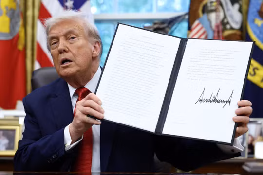 Tổng thống Trump ký sắc lệnh phê duyệt thỏa thuận chuyển nhượng TikTok. Ảnh: Reuters