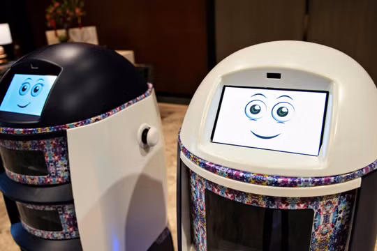 Robot phục vụ phòng tại một khách sạn ở Singapore - quốc gia dẫn đầu Đông Nam Á về ứng dụng AI. Khách sạn là lĩnh vực then chốt của công nghệ này (ảnh: Reuters)
