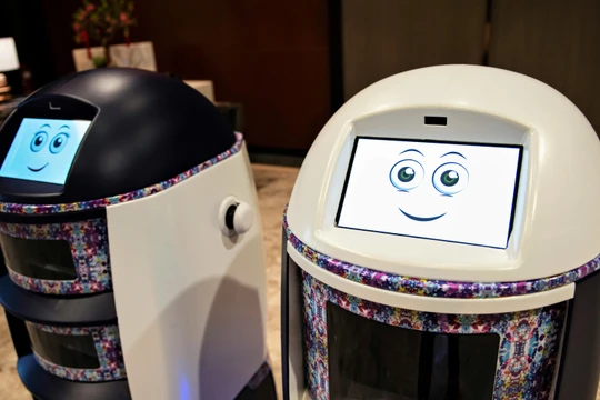 Robot phục vụ phòng tại một khách sạn ở Singapore - quốc gia dẫn đầu Đông Nam Á về ứng dụng AI. Khách sạn là lĩnh vực then chốt của công nghệ này (ảnh: Reuters)