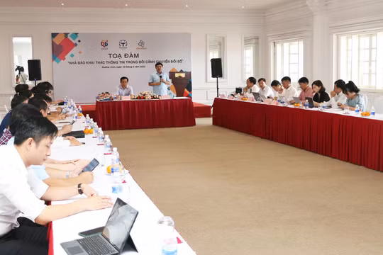 Hơn 30 nhà báo tham gia buổi Tọa đàm