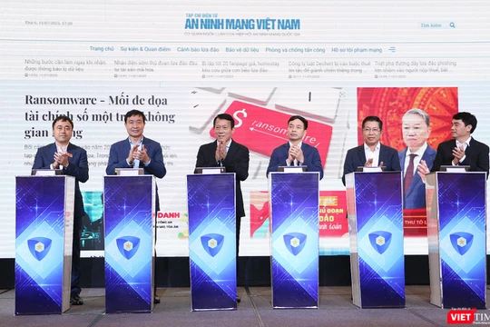 Bộ trưởng Bộ Công an Lương Tam Quang cùng lãnh đạo Hiệp hội An ninh mạng quốc gia, lãnh đạo Cục Báo chí nhấn nút khai trương Tạp chí An ninh mạng Việt Nam