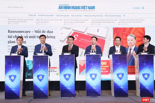 Bộ trưởng Bộ Công an Lương Tam Quang cùng lãnh đạo Hiệp hội An ninh mạng quốc gia, lãnh đạo Cục Báo chí nhấn nút khai trương Tạp chí An ninh mạng Việt Nam
