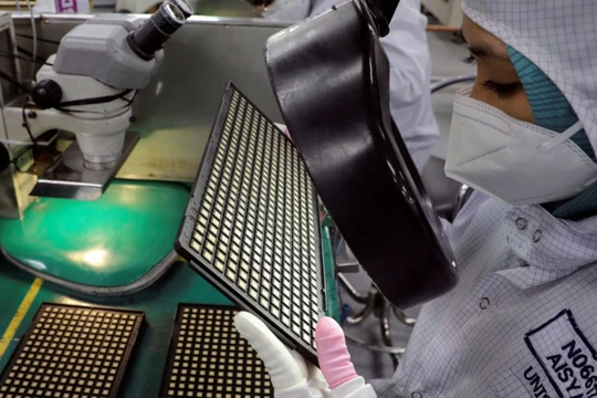 Lắp ráp linh kiện bán dẫn tại một cơ sở ở Malaysia