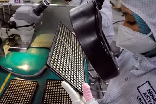 Lắp ráp linh kiện bán dẫn tại một cơ sở ở Malaysia