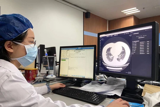 Các bác sĩ đang chẩn đoán hình ảnh với sự trợ giúp của ứng dụng trí tuệ nhân tạo 