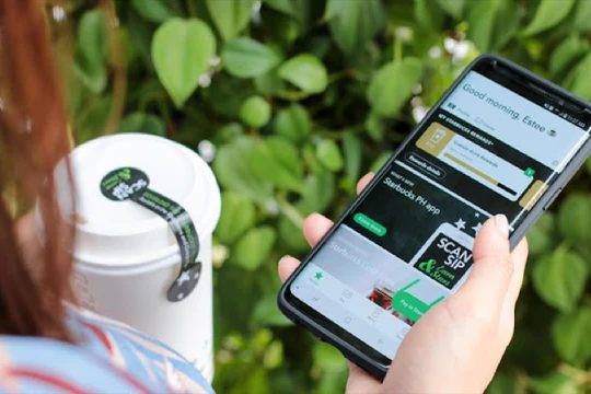 Ngoài việc giúp khách hàng đặt hàng và thanh toán online dễ dàng, ứng dụng số của Starbucks còn cung cấp nền tảng để khách hàng gửi ý kiến phản hồi, đánh giá về sản phẩm, dịch vụ 