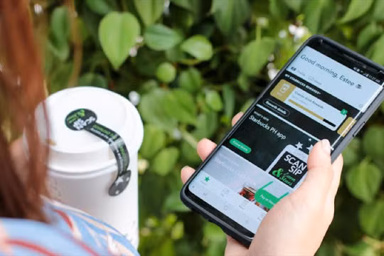 Ngoài việc giúp khách hàng đặt hàng và thanh toán online dễ dàng, ứng dụng số của Starbucks còn cung cấp nền tảng để khách hàng gửi ý kiến phản hồi, đánh giá về sản phẩm, dịch vụ 