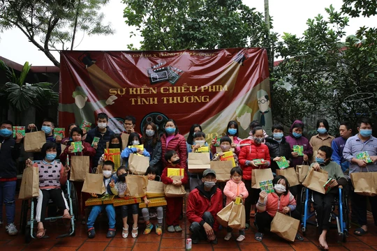 Hoạt động chiếu phim và từ thiện của CLB La'Cinéma