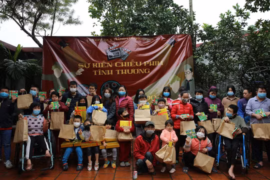 Hoạt động chiếu phim và từ thiện của CLB La'Cinéma