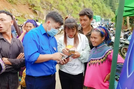 Huyện đoàn Si Ma Cai phối hợp hỗ trợ, hướng dẫn nhân dân cài đặt, sử dụng ứng dụng Bluezone