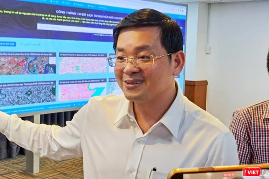 Ông Nguyễn Toàn Thắng, Giám đốc Sở Tài nguyên & Môi trường TP.HCM trao đổi về nền tảng chia sẻ dữ liệu. Ảnh: Hòa Bình