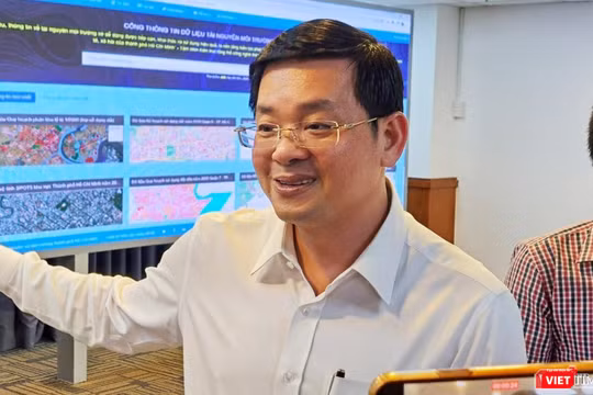 Ông Nguyễn Toàn Thắng, Giám đốc Sở Tài nguyên & Môi trường TP.HCM trao đổi về nền tảng chia sẻ dữ liệu. Ảnh: Hòa Bình