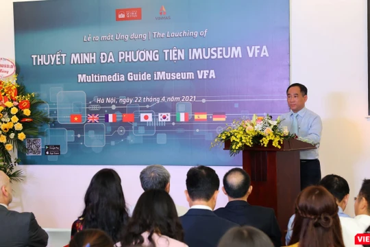Du khách trải nghiệm ứng dụng iMuseum VFA tại Bảo tàng Mỹ thuật Việt Nam