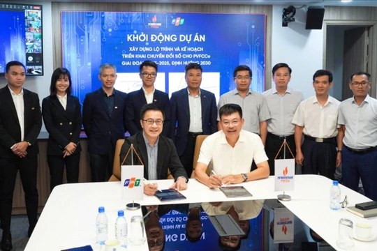 Ông Lê Cự Tân - TGĐ PVFCCo và ông Trần Huy Bảo Giang - TGĐ FPT Digital ký kết khởi động Dự án Tư vấn Chuyển đổi số toàn diện 