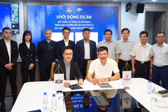 Ông Lê Cự Tân - TGĐ PVFCCo và ông Trần Huy Bảo Giang - TGĐ FPT Digital ký kết khởi động Dự án Tư vấn Chuyển đổi số toàn diện 