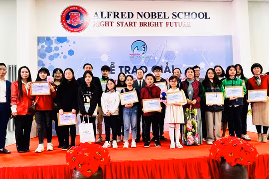 Các học sinh đạt giải thưởng "Nâng cánh ước mơ xanh" lần thứ nhất