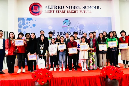 Các học sinh đạt giải thưởng "Nâng cánh ước mơ xanh" lần thứ nhất