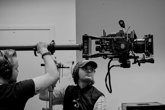 Một nhà quay phim đang sử dụng thiết bị ARRI Trinity 2. Ảnh: Offshoot