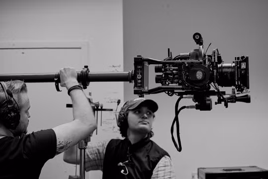 Một nhà quay phim đang sử dụng thiết bị ARRI Trinity 2. Ảnh: Offshoot