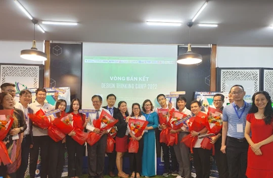 Ban giám khảo cuộc thi chụp hình lưu niệm cùng các đội tham gia (ảnh: BTC)