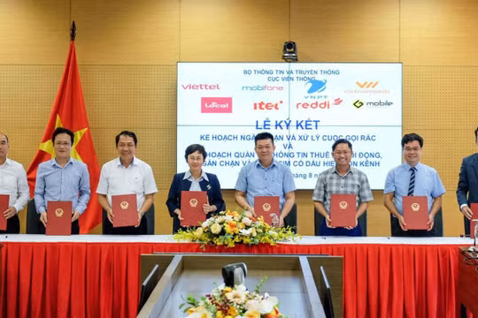 Đại diện 7 nhà mạng ký cam kết xử lý cuộc gọi rác (ảnh: Cục Viễn thông)