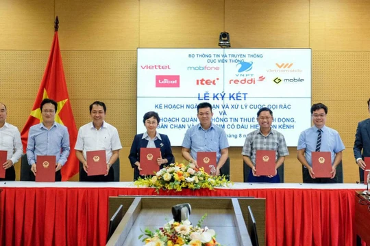 Đại diện 7 nhà mạng ký cam kết xử lý cuộc gọi rác (ảnh: Cục Viễn thông)