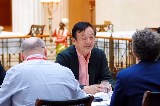 Ông Nhậm Chính Phi trả lời phỏng vấn báo chí Đức (Ảnh: Tuần báo Kinh tế)