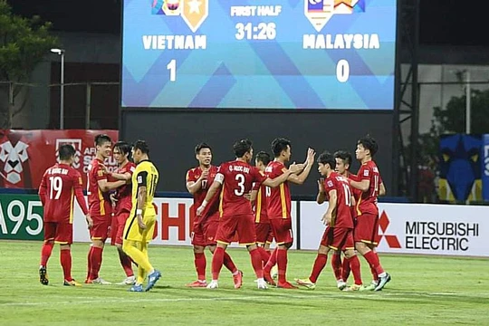 Thầy Park đã thua Thái Lan trong lần chạm trán thứ 4. Ảnh BTC.