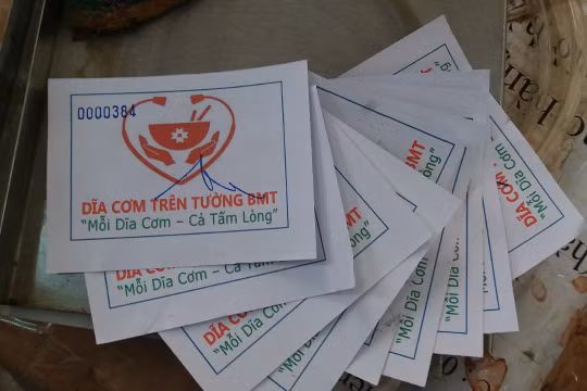 Hàng tháng, hơn chục ngàn tấm phiếu ăn này được trao đến người nhà bệnh nhân tại 14 bệnh viện ở Đăk Lăk (ảnh: NVCC)
