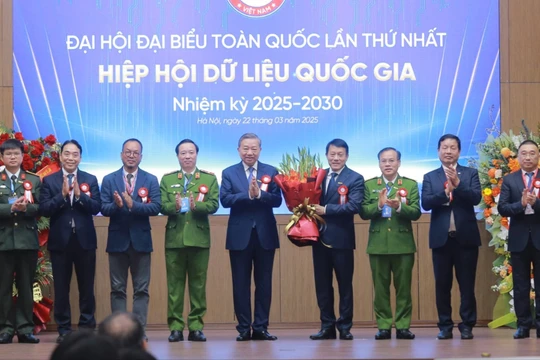 Tổng bí thư Tô Lâm chúc mừng Chủ tịch và ban chấp hành Hiệp hội dữ liệu quốc gia