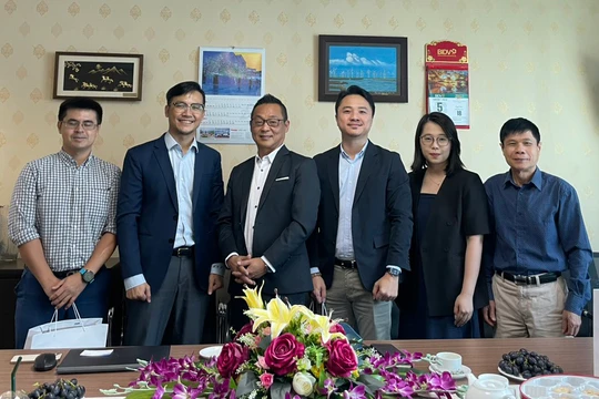 Đại diện VDCA và Tập đoàn Crestron chụp ảnh lưu niệm 