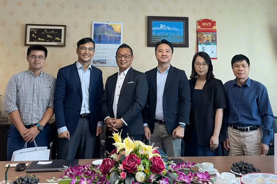 Đại diện VDCA và Tập đoàn Crestron chụp ảnh lưu niệm 