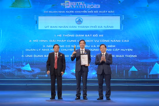 Ông Lê Trung Chinh đại diện TP Đà Nẵng nhận giải thưởng Chuyển đối số Việt Nam 2023