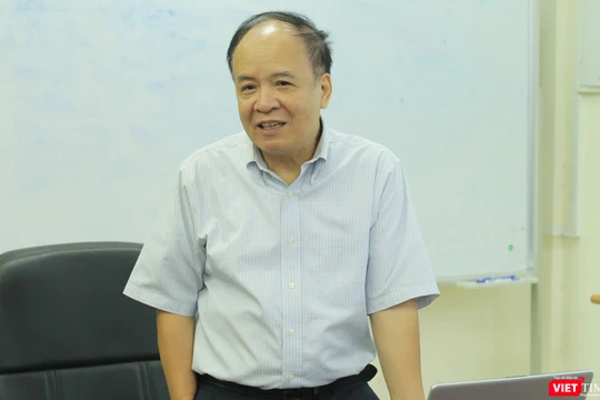 PGS.TS Nguyễn Ái Việt trong một cuộc hội thảo về dịch thuật tổ chức tại Đại học Bách Khoa Hà Nội.