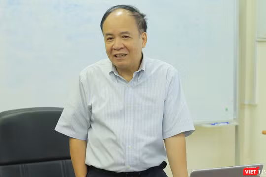 PGS.TS Nguyễn Ái Việt trong một cuộc hội thảo về dịch thuật tổ chức tại Đại học Bách Khoa Hà Nội.