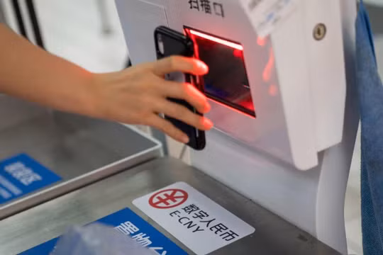 Quét mã thanh toán ở Trung Quốc (ảnh SCMP)