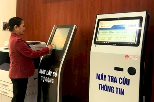 Người dân thực hiện dịch vụ hành chính công qua thiết bị kiosk (ảnh minh họa)