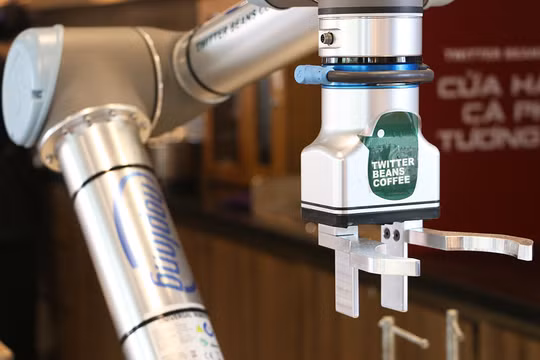 Robot tự pha cà phê, mang đồ uống, viết thư pháp, chụp ảnh cho khách ở Hà Nội