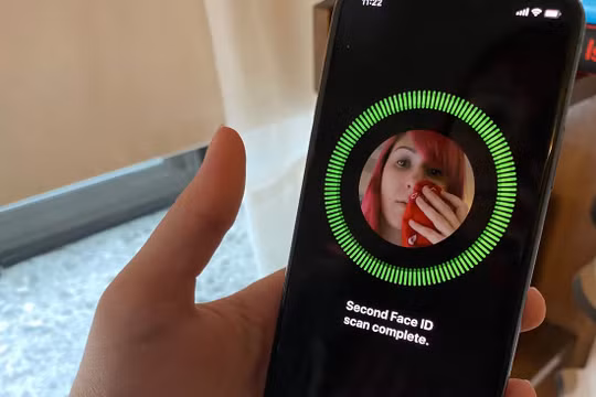 Có thể mở khóa iPhone khi đeo khẩu trang (ảnh: Business Insider)