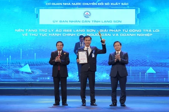 Đại diện UBND tỉnh Lạng Sơn nhận Giải thưởng Chuyển đổi số Việt Nam 2023