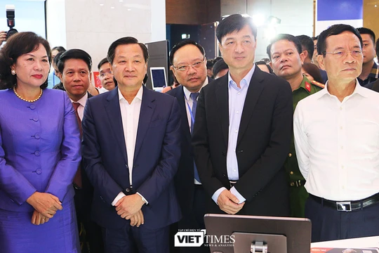 Phó Thủ tướng Lê Minh Khái, Bộ trưởng Bộ Thông tin và Truyền thông Nguyễn Mạnh Hùng, Trung tướng Nguyễn Duy Ngọc - Thứ trưởng Bộ Công an và Thống đốc Ngân hàng Nhà nước Nguyễn Thị Hồng thăm gian triển lãm của các ngân hàng tại sự kiện "Ngày chuyển đổi số ngành Ngân hàng 2023" (ảnh: Đăng Khoa)