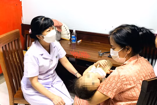 TS.BS Nguyễn Phạm Anh Hoa - Trưởng khoa Gan mật, Bệnh viện Nhi Trung ương - tư vấn cho gia đình bệnh nhi