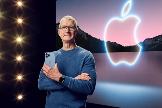 ông Tim Cook - CEO Apple giới thiệu chiếc iPhone 13