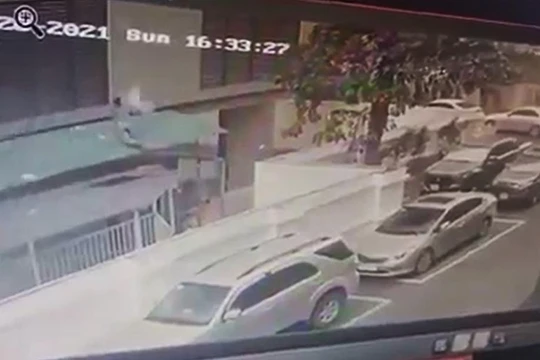 Mái tôn đã cứu cháu bé