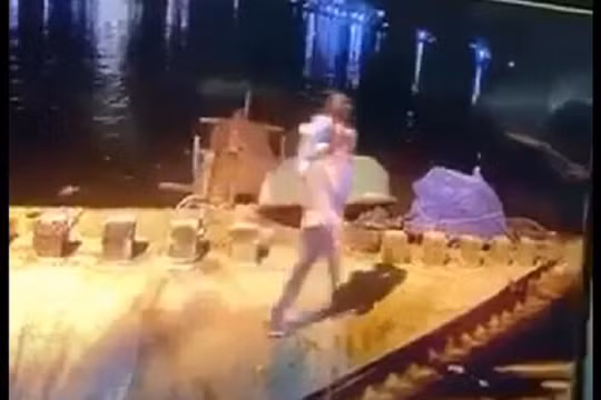 Trần Văn Viên bế con ra sông Trường Giang (Ảnh cắt từ clip lan truyền trên mạng xã hội)