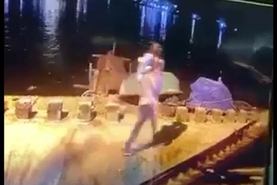 Trần Văn Viên bế con ra sông Trường Giang (Ảnh cắt từ clip lan truyền trên mạng xã hội)