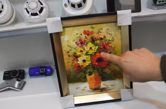 Bức tranh chứa một camera giấu kín (ảnh: Getty Images)