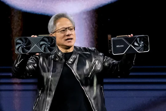 Ông Jensen Huang giới thiệu 2 mẫu chip AI mới tại sự kiện GTC thường niên của công ty. Ảnh: Bloomberg