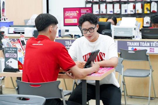 Khách hàng tìm hiểu dòng sản phẩm iPad 2024 tại một đại lý ủy quyền của Apple tại Việt Nam