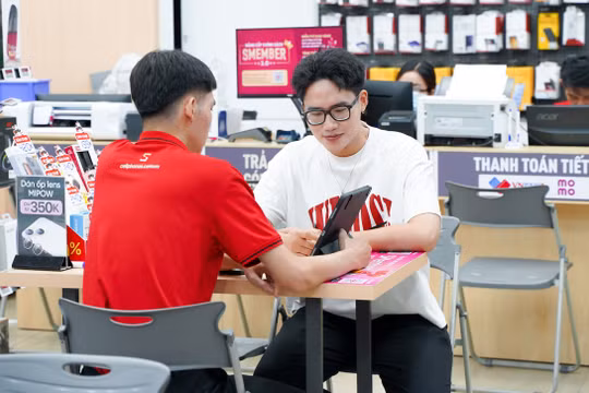 Khách hàng tìm hiểu dòng sản phẩm iPad 2024 tại một đại lý ủy quyền của Apple tại Việt Nam